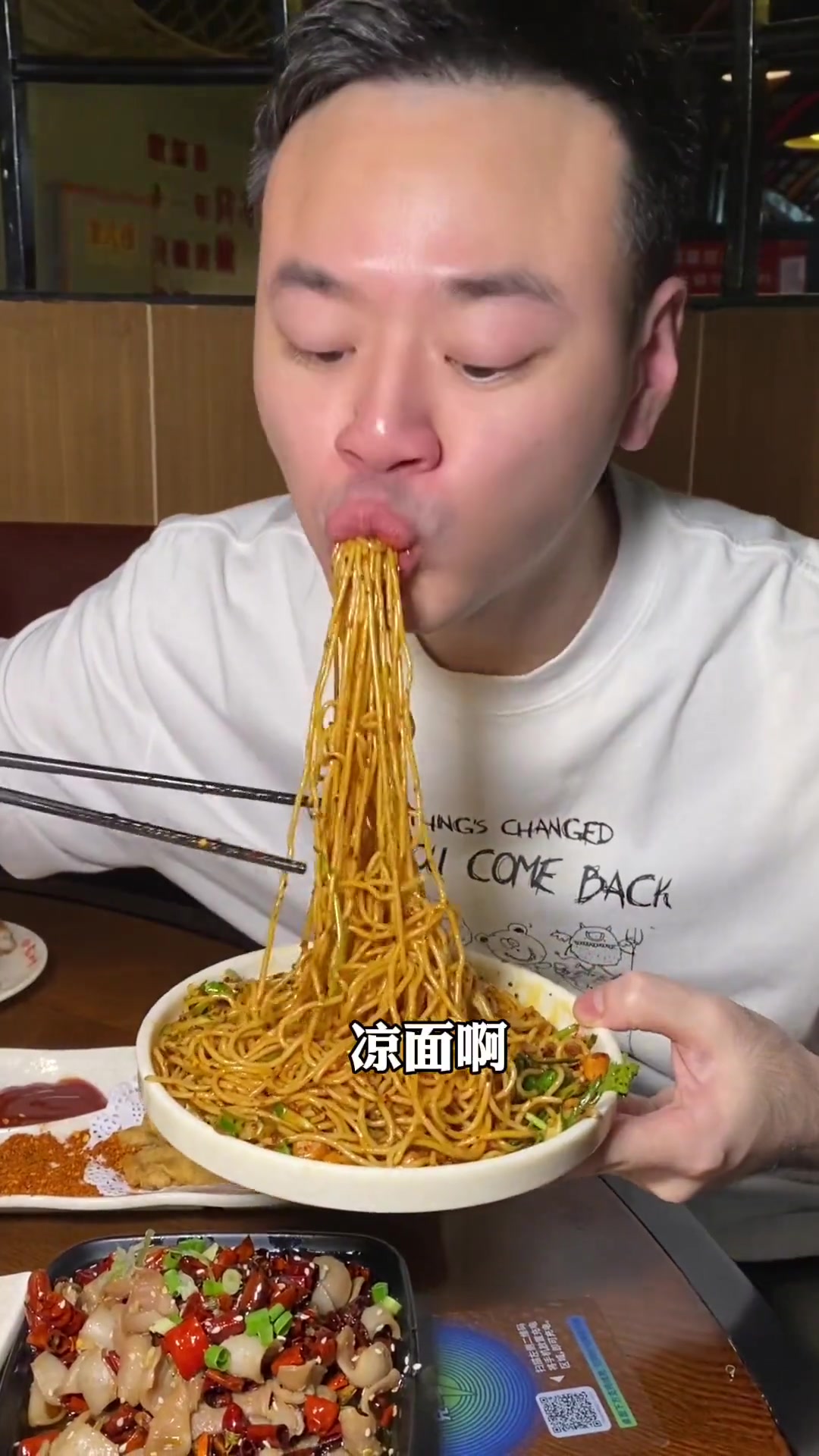 不到重庆城也能吃到正宗的美蛙鱼头！香迷糊了