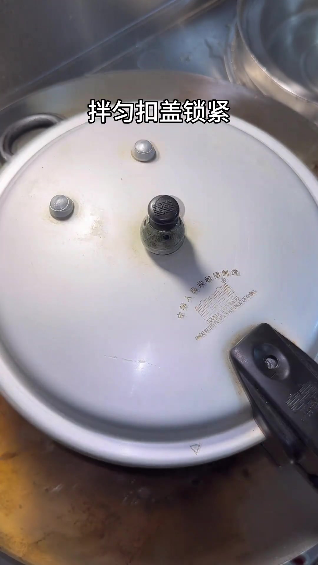 排骨不要总是用来煲汤了,来试试和黄豆一起烧,软糯入味,一抿就脱骨,好吃到停不下来