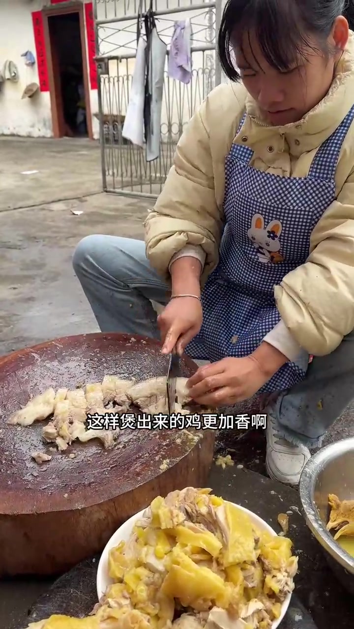下雨天，搞个白切鸡，一家人吃得美滋滋