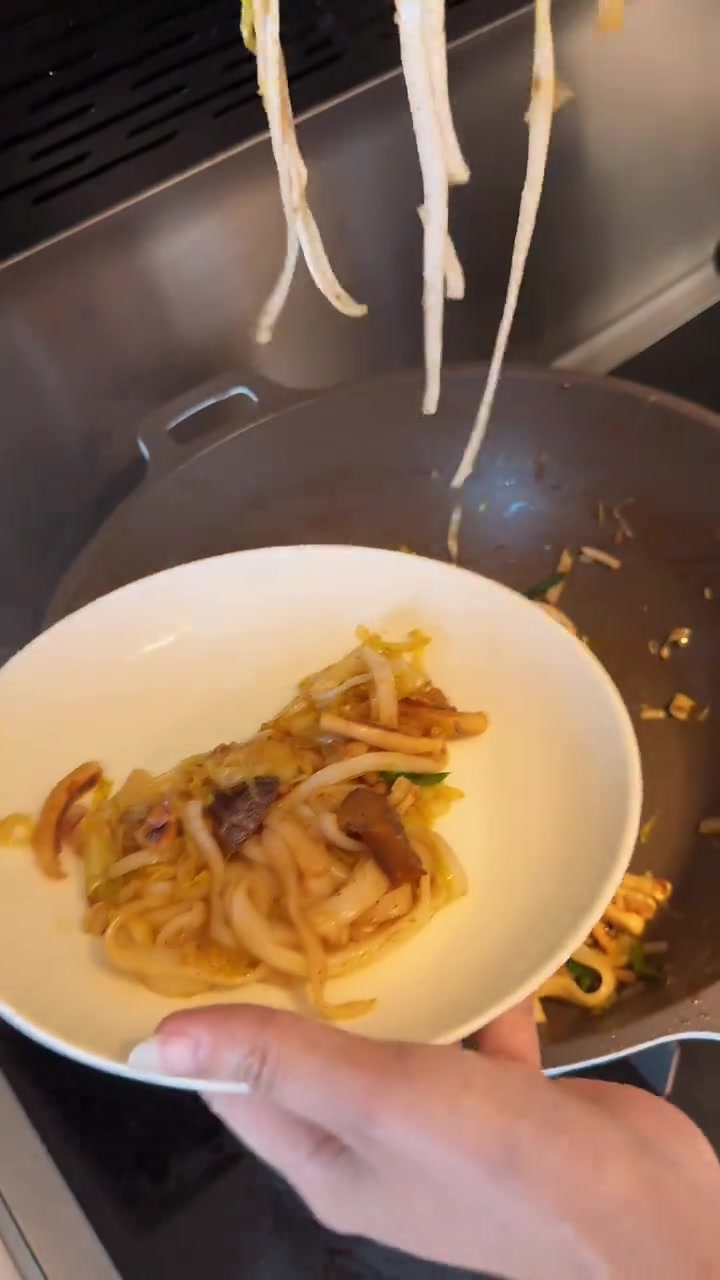 吃过最好吃的“抄粿条”这个视频学会，你离米其林大厨就不远了。配料表在最后。拿走不谢，学会的