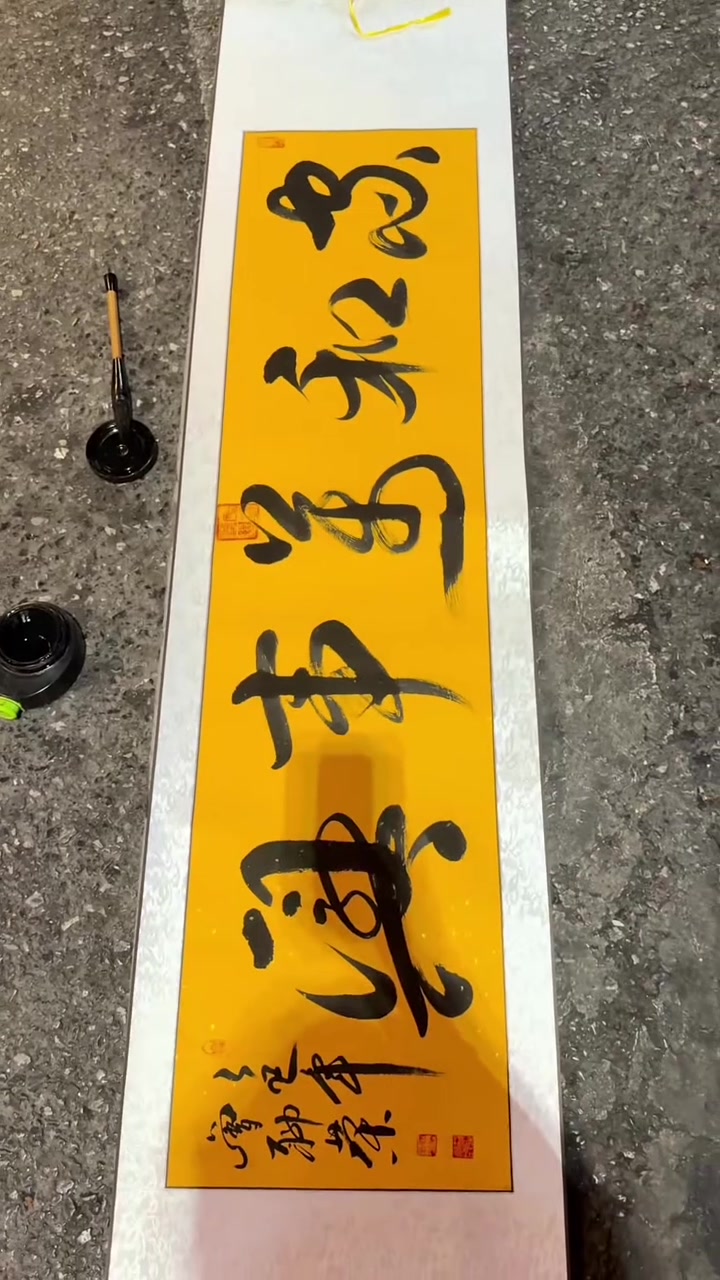 执笔游学,以书法结缘一位摆摊炒饭的高缘主,墨迹干时,饭香正暖,愿每一个为生活努力的人,都能