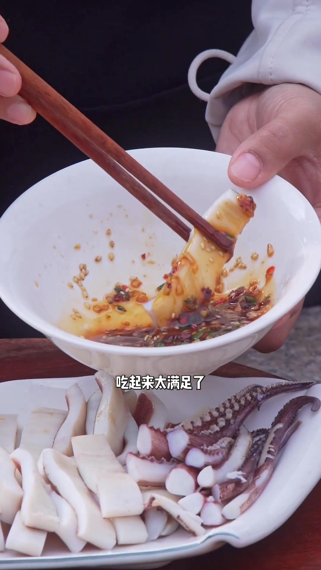 新鲜的鱿鱼简单白灼一下,脆嫩鲜甜,最简单的做法吃出最满足的口感～