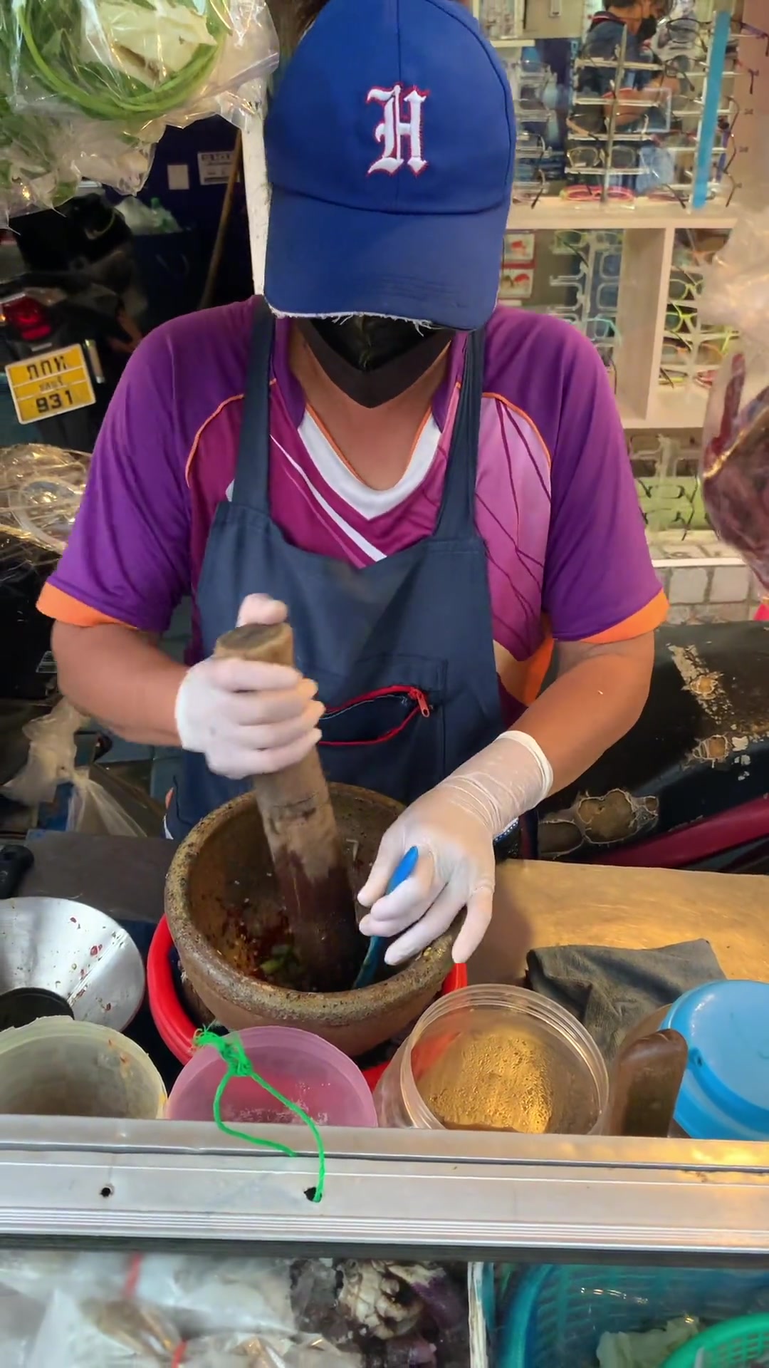 泰国万物皆可凉拌带表妹来吃凉拌海鲜宋丹表妹点了一份豪华版的打包带回家吃还不是美滋滋