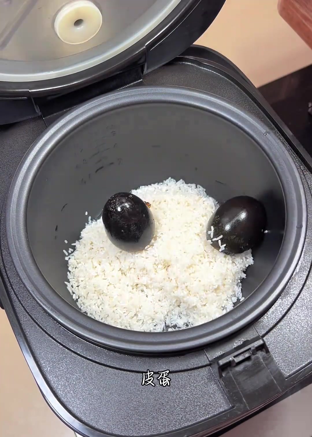 用电饭煲轻松搞定皮蛋瘦肉粥,简单方便