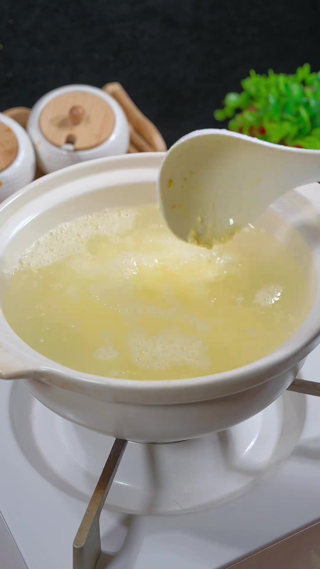 现在正是吃鲜玉米的好时候,你可以这个鲜玉米粥,老人孩子都爱吃