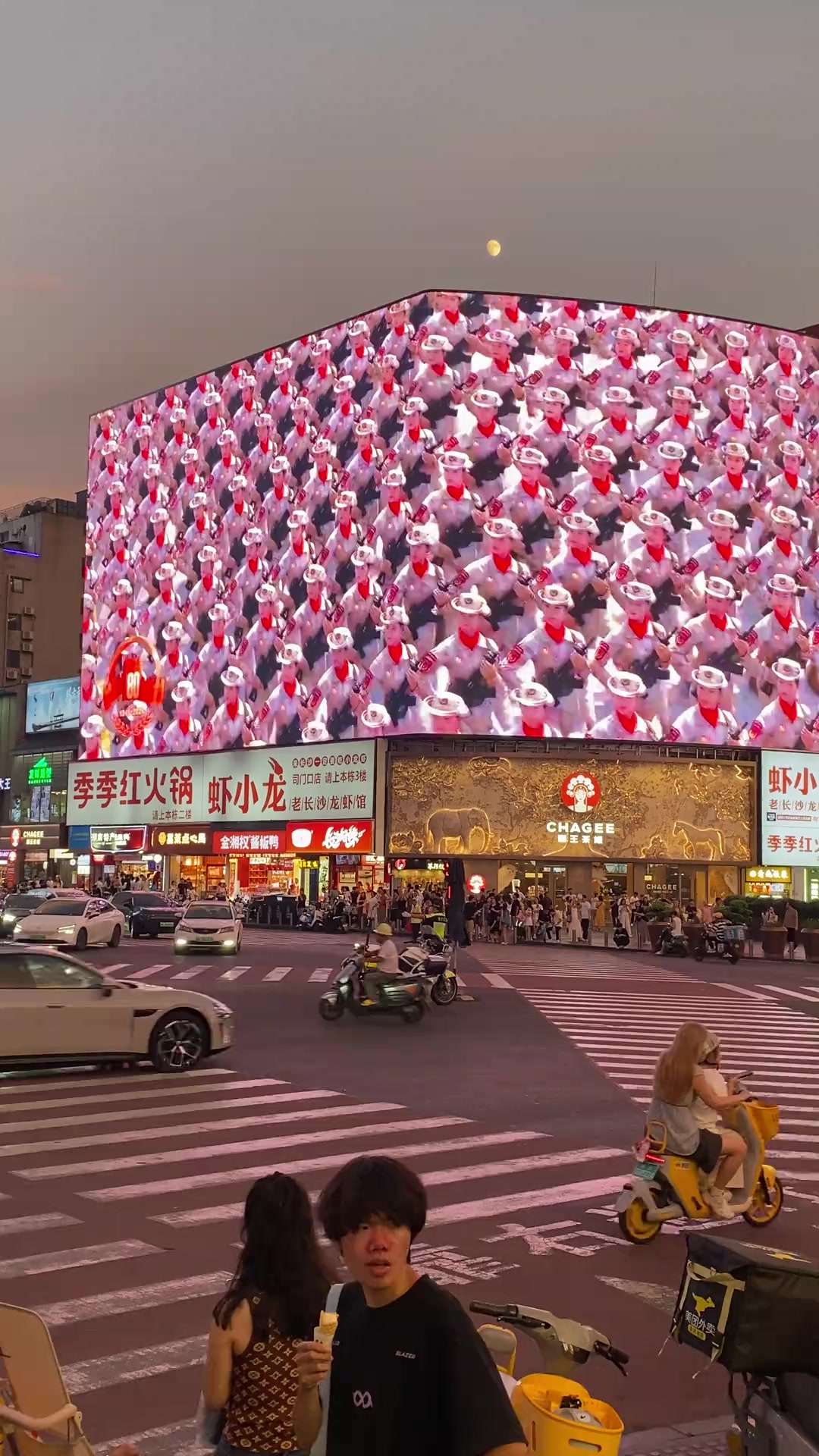 巾帼不让须眉，女民兵方队入场，又美又飒