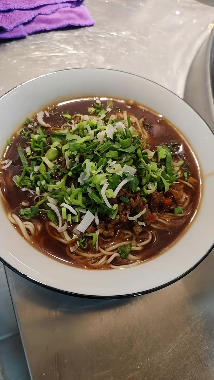 兰州特色大肉面,手工切肉,精品凉菜,吃面送蛋