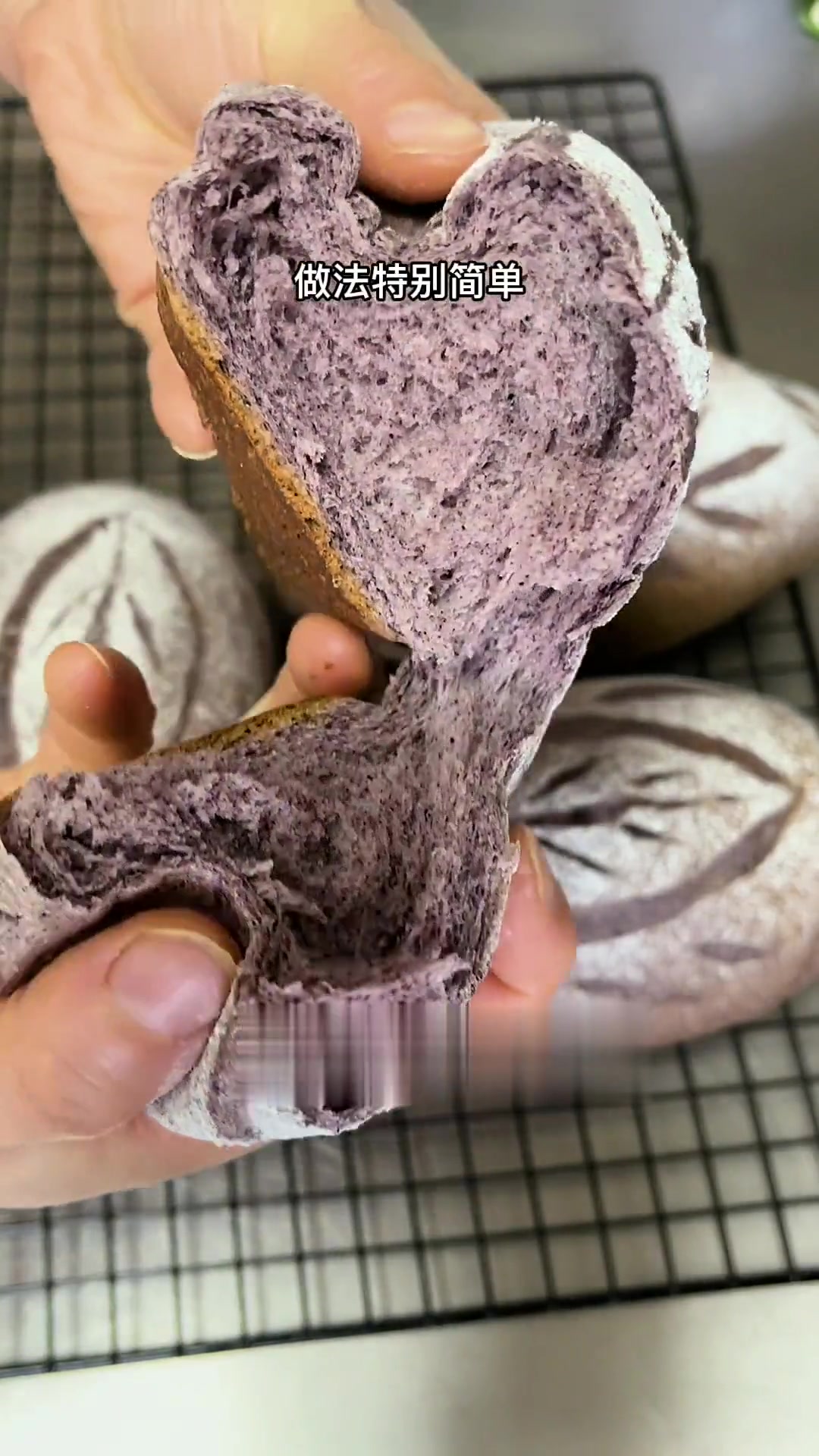 听说拍视频要漏脸,今天我要做黑米面包,只需要一次性发酵松软拉丝,有着浓郁的黑米清香。赶紧试