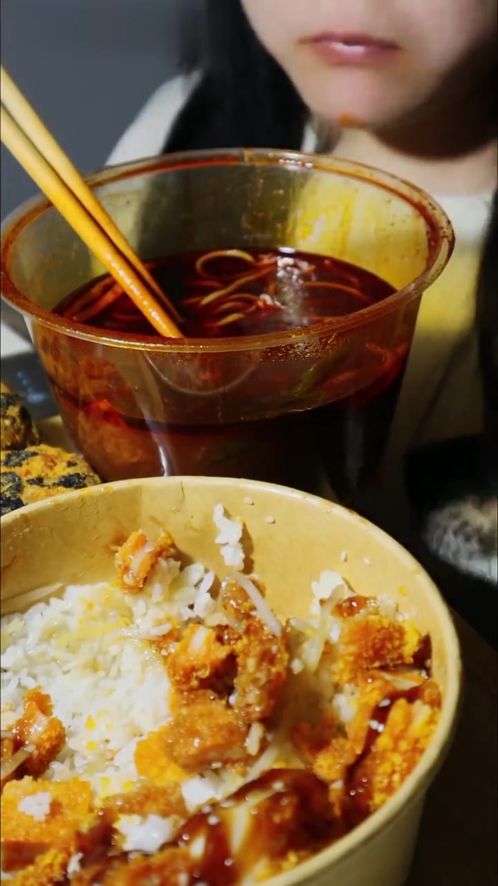 螺蛳粉脆皮鸡饭肉松小贝