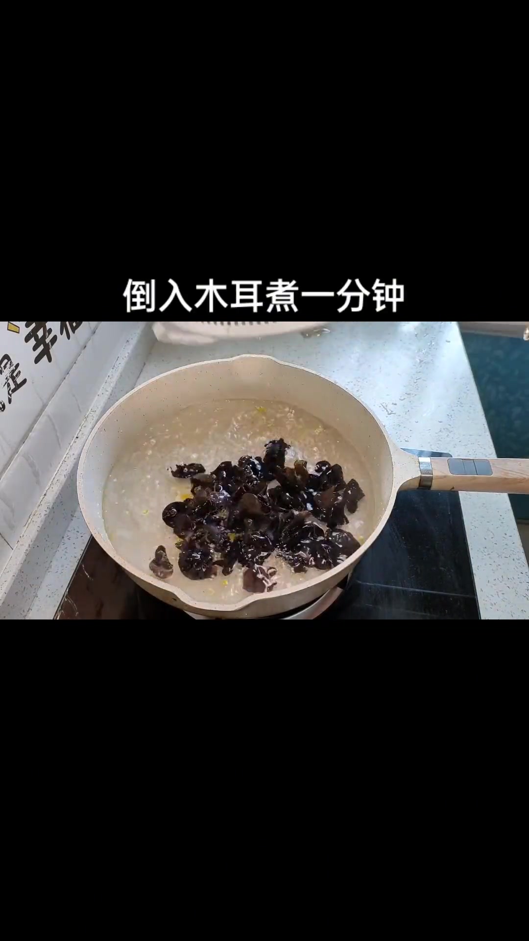 什么季节吃什么菜,现在是蚕豆最好吃的季节,一定要安排个蚕豆米炒鸡蛋,鲜香下饭超好吃