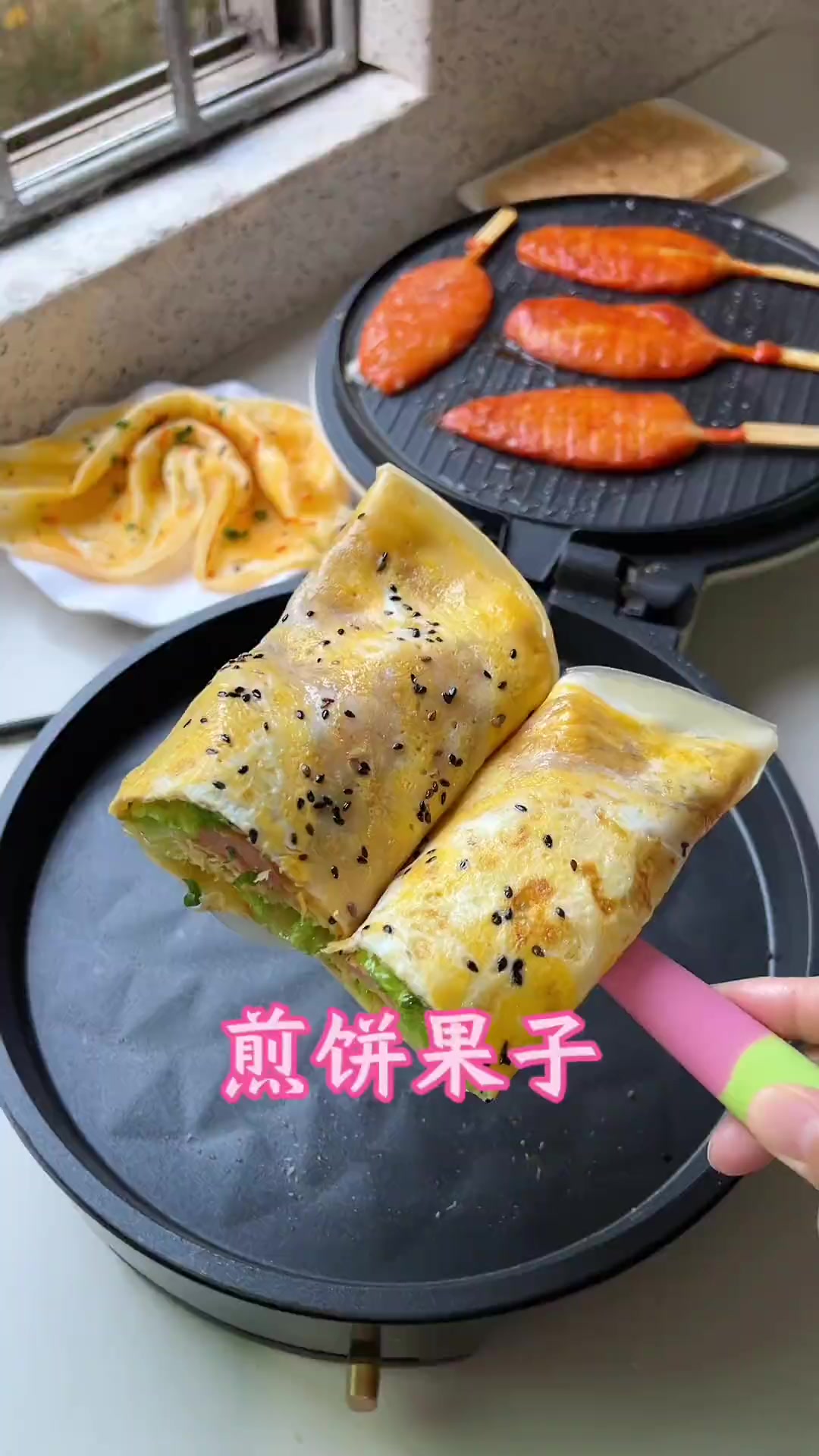 北方人的早餐就是简单。来上一套煎饼果子配上一碗疙瘩汤,营养又美味