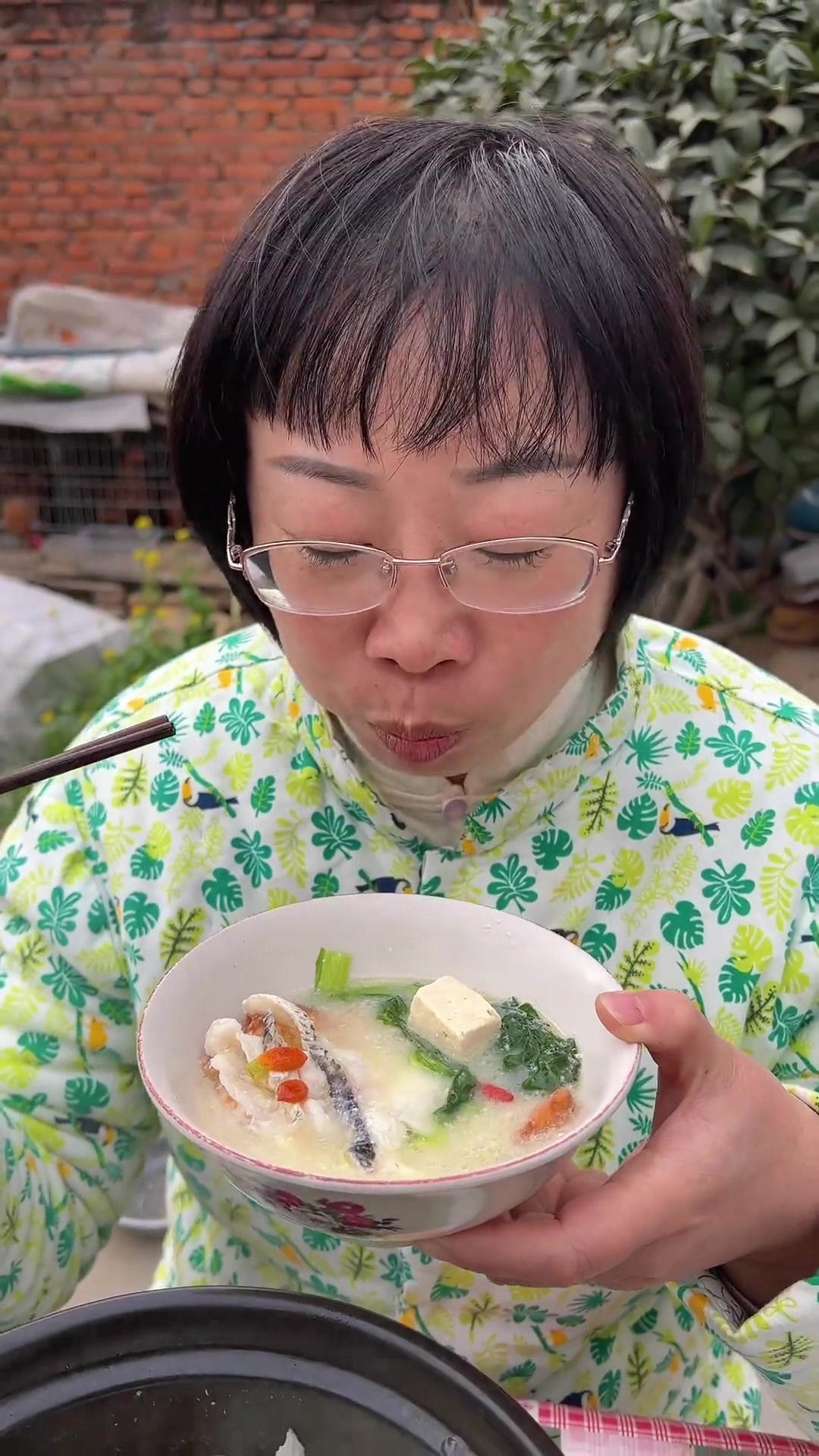 冬天一定要多喝点汤汤水水的东西,这道黑鱼汤特别适合女人滋补养生一定要试试