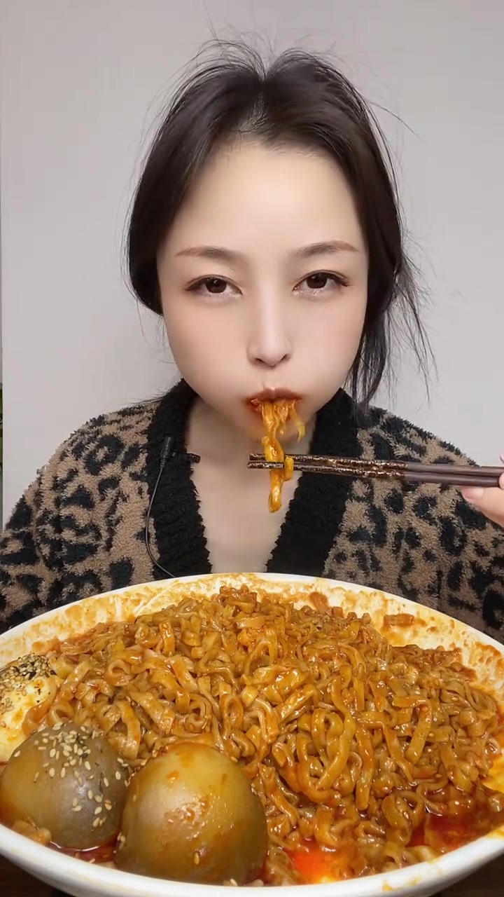 爱吃火鸡面的姐妹一定要试试芯蒸呈的定制宽面火鸡面,到手12包,这个是粗面,辣度也可以面也很