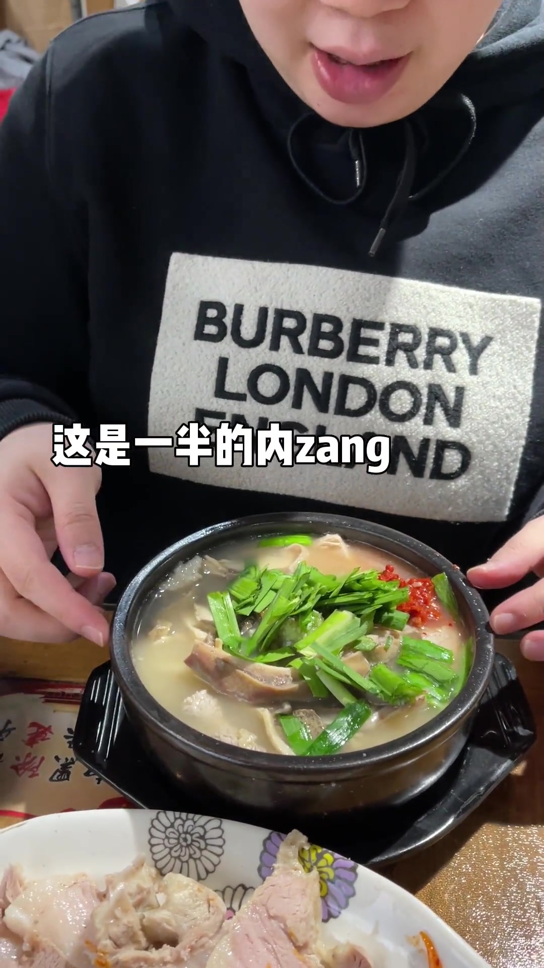 带朋友逛韩国街!吃汤饭尝拼盘,还去了著名面包店