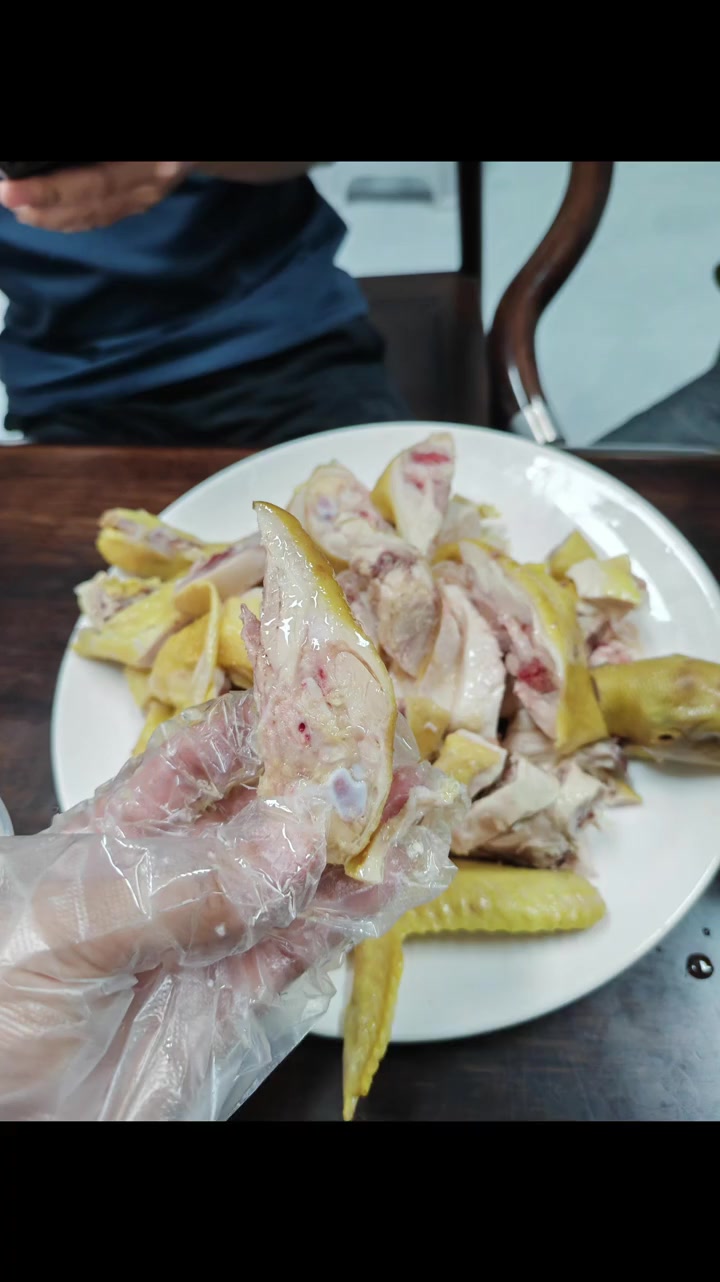 白切鸡～粤菜的一道看家菜，皮脆肉嫩滑，赞