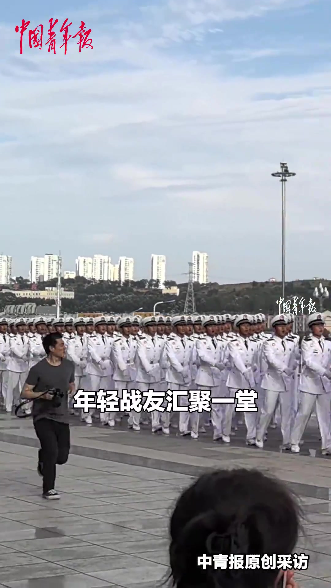 近日，辽宁大连，网友在火车站偶遇海军方队参阅官兵返程，“浪花白”整齐列队，歌声铿锵动听。（