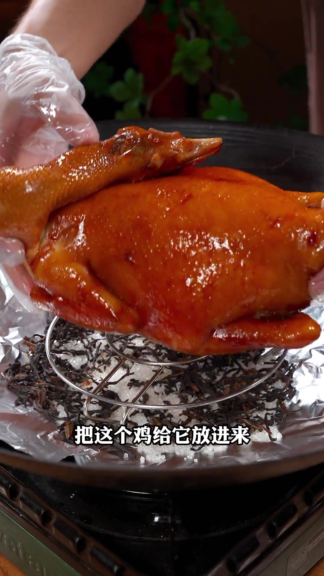 太爷鸡往鸡肉里面加入一碗茶叶,就能复刻出广东四大名鸡之一的招牌美食,白切鸡跟酱油鸡大家都吃