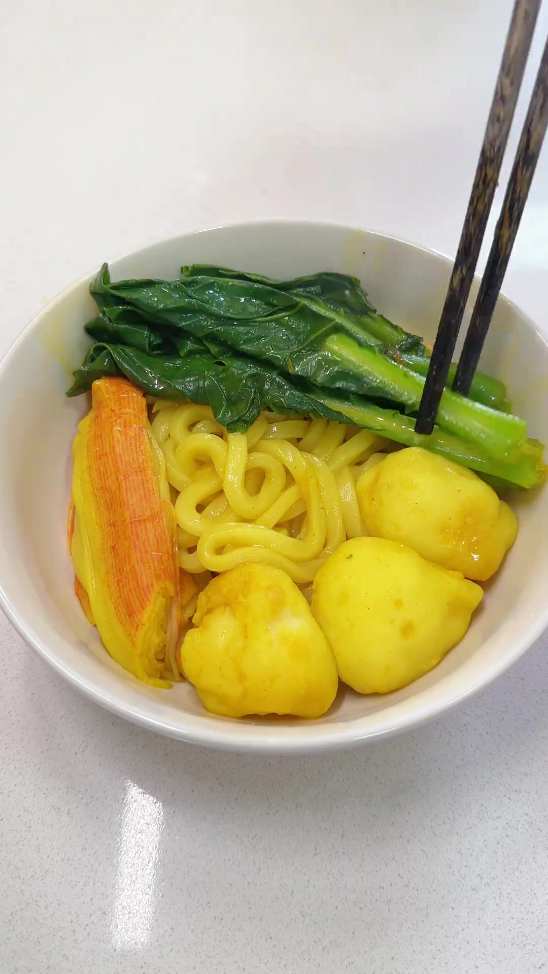 早餐:咖喱鱼丸乌冬面与玉米须水