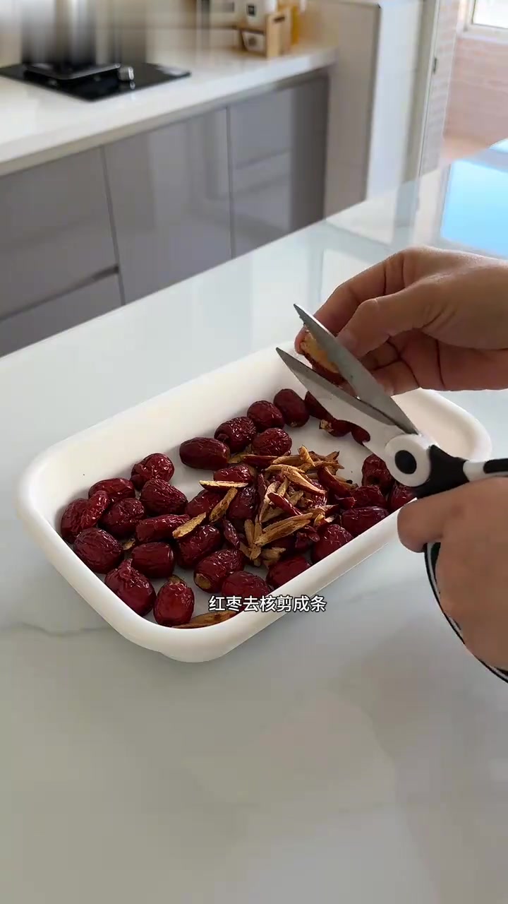 黑芝麻红枣全身都是宝，今天只要这3步就能做出的黑芝麻糯米蒸糕，吃起来软糯香甜糯糯叽叽，推荐