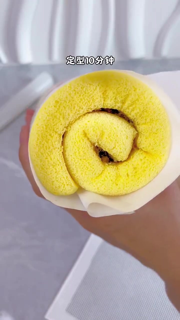 用上次做的肉松做蛋糕卷,爱心图案孩子超爱,明早吃它