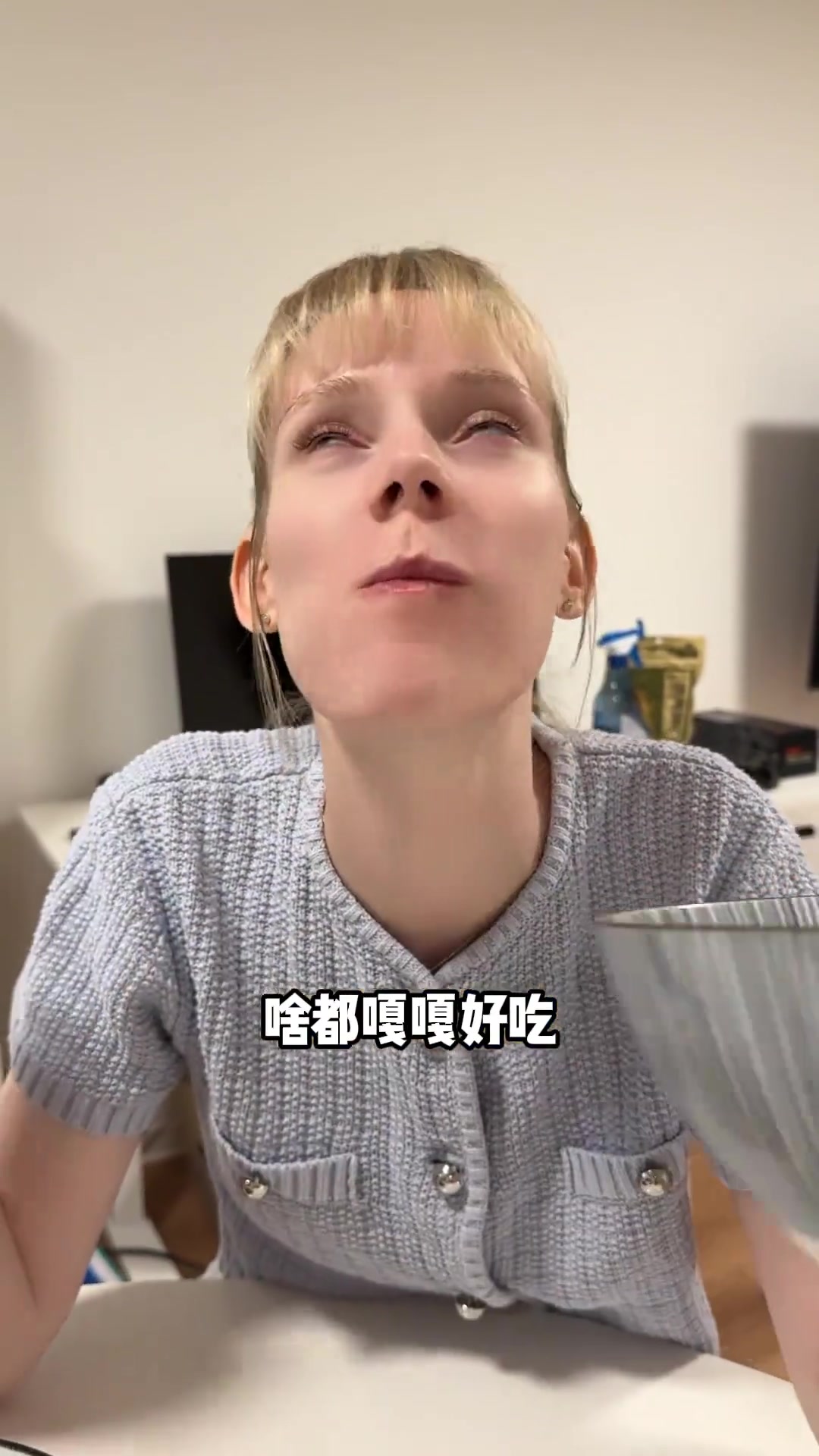 德国女友第一次吃肘子盖饭,一口下去香迷糊了,框框干了两大碗,还是东北老家的饭好吃!