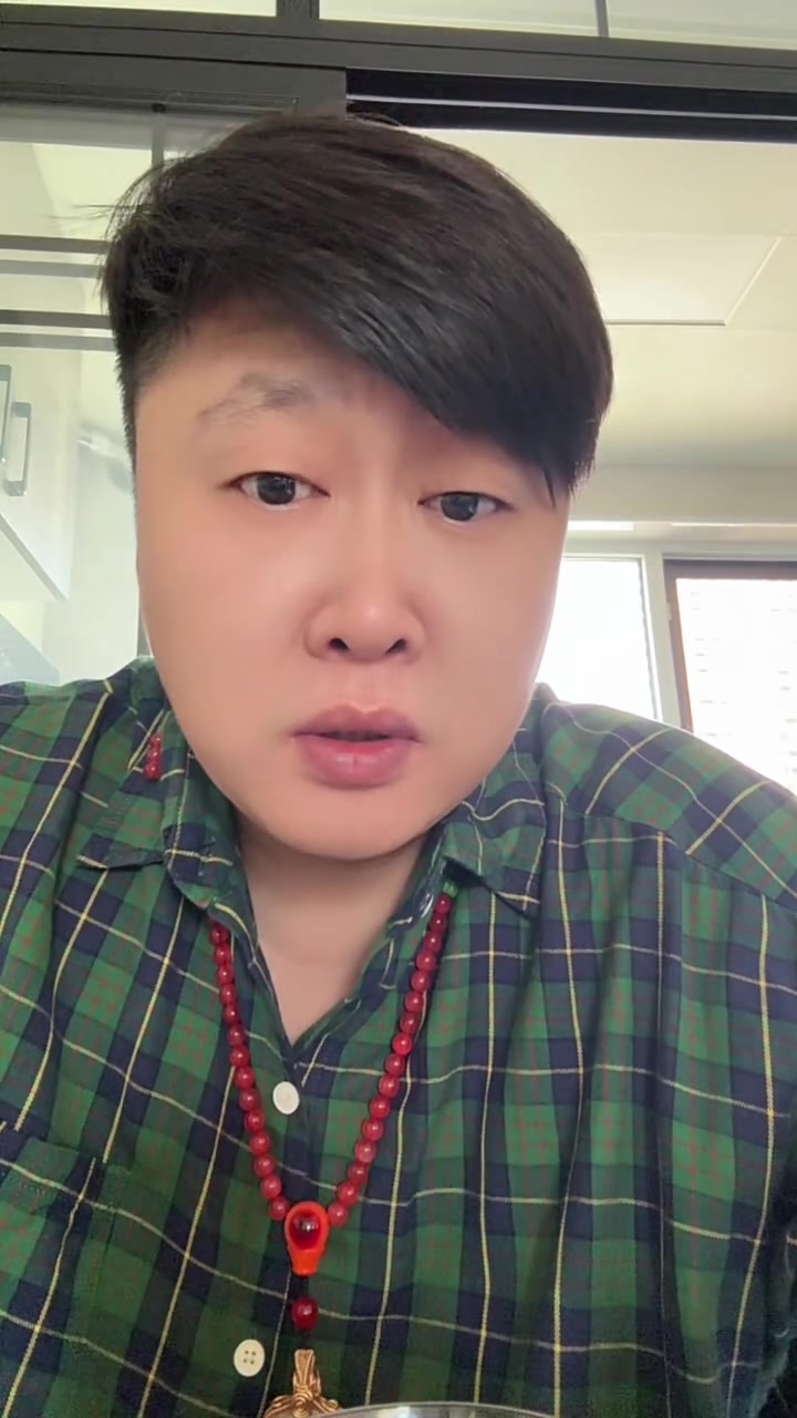 家人们，今天刷到个离谱事儿！辽宁盘锦一网友在黄焖鸡米饭里吃出蟑螂，直接被恶心坏了！这要是咱