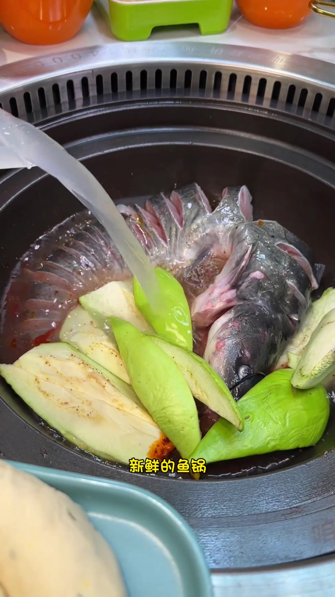 吉林铁锅炖也有网红店,小鸡炖蘑菇炖到了饺子里
