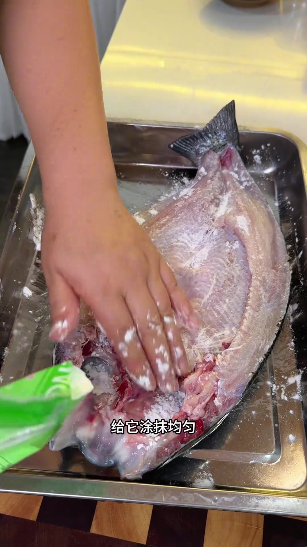 我妈自己在家做烤鱼,真的比外面的还香还好吃啊!鱼皮焦香酥脆,特别入味儿～