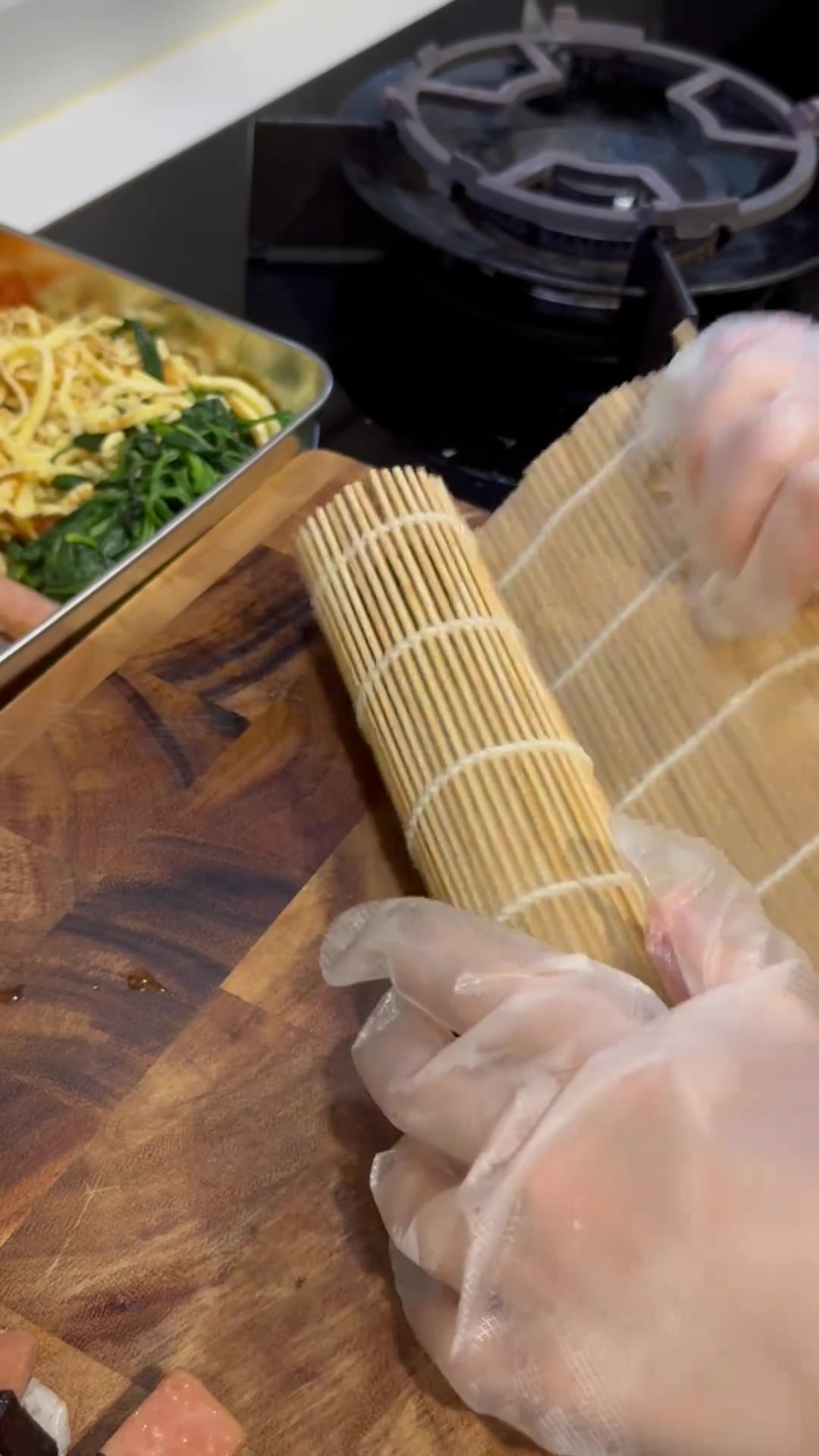 中韩家庭晚餐:青椒肉丝盖浇饭、紫菜包饭、炸鸡