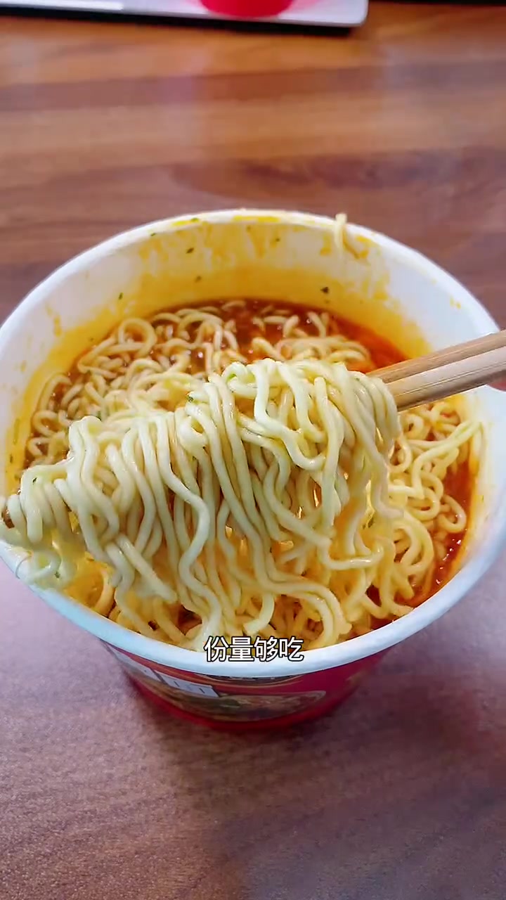 经典红烧牛肉面,到手6桶,算下来一桶一块多,饿了馋了随时来一桶