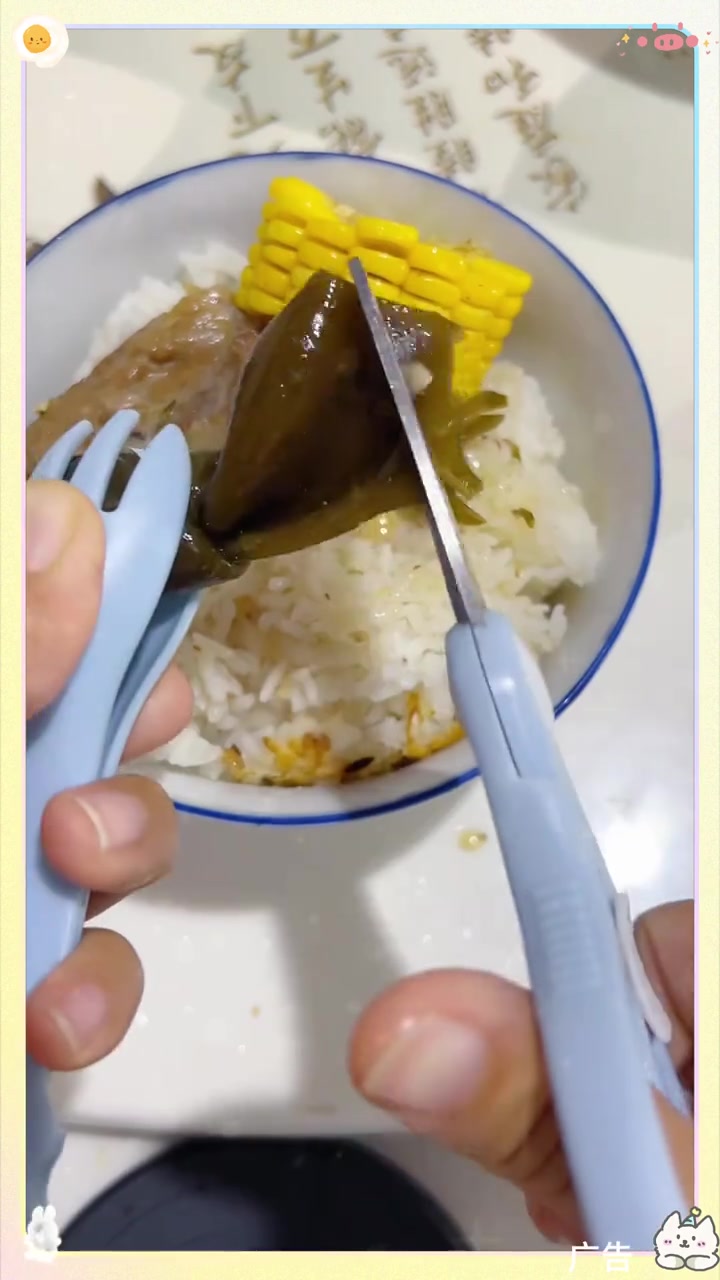 Y宝宝辅食别再用手撕肉撕菜,用嘴咬AD了,这样太不卫生了,小宝宝抵抗力低,安排一把辅食剪吧