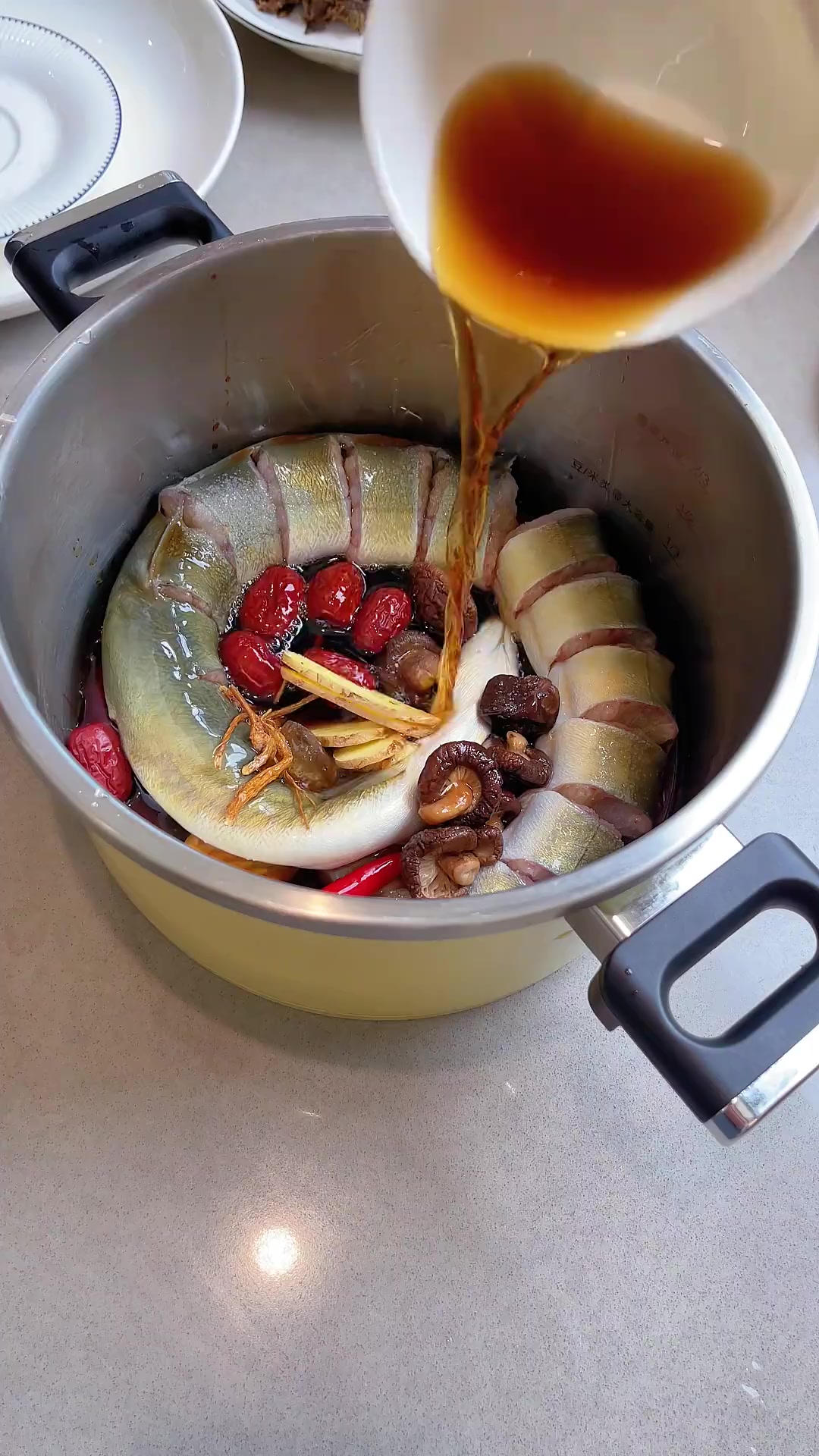 温州人超爱的酒炖河鳗，鲜香下饭，酒香浓郁