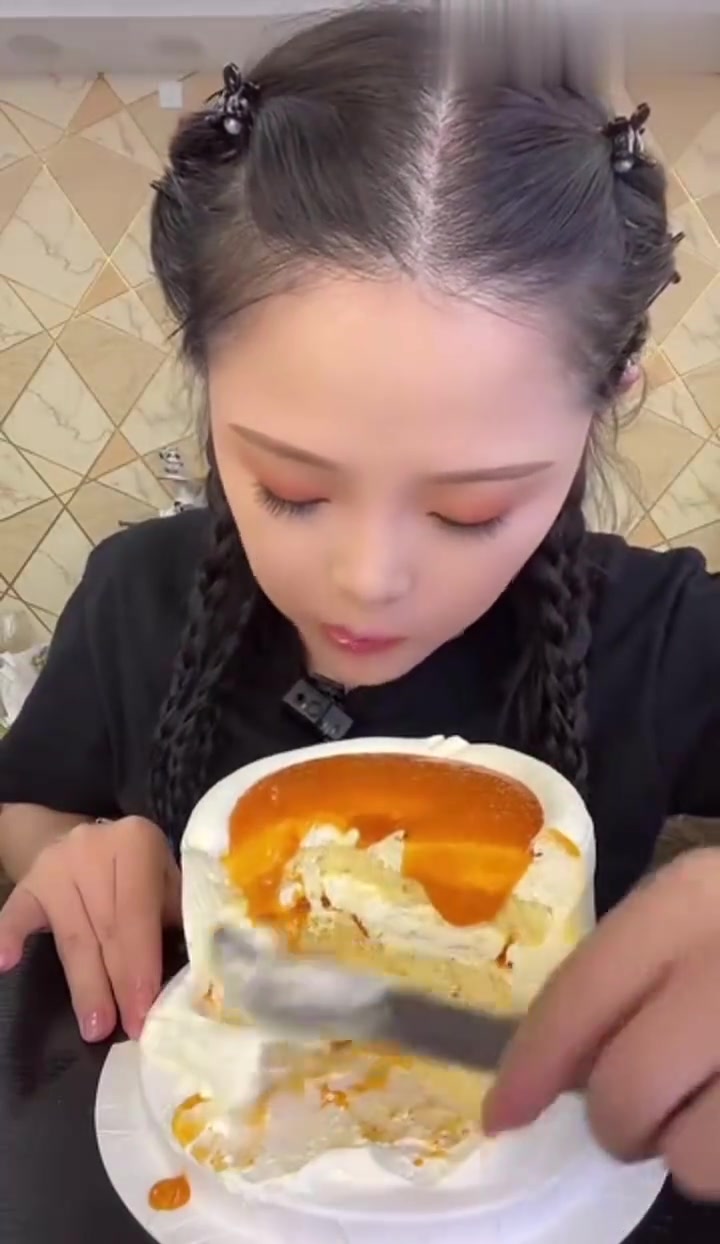 小鱼小段子-吃蛋糕和毛巾卷小甜品