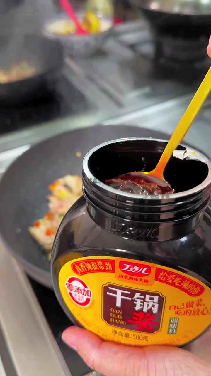 亲手给儿子做了生日蛋糕和喜欢的菜