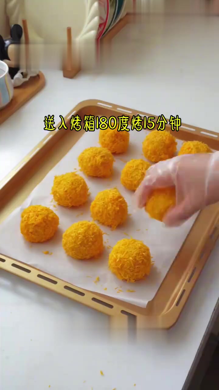 优优的早餐，牛肉汉堡，土豆芝士球，烤南瓜沙拉，绿豆羹