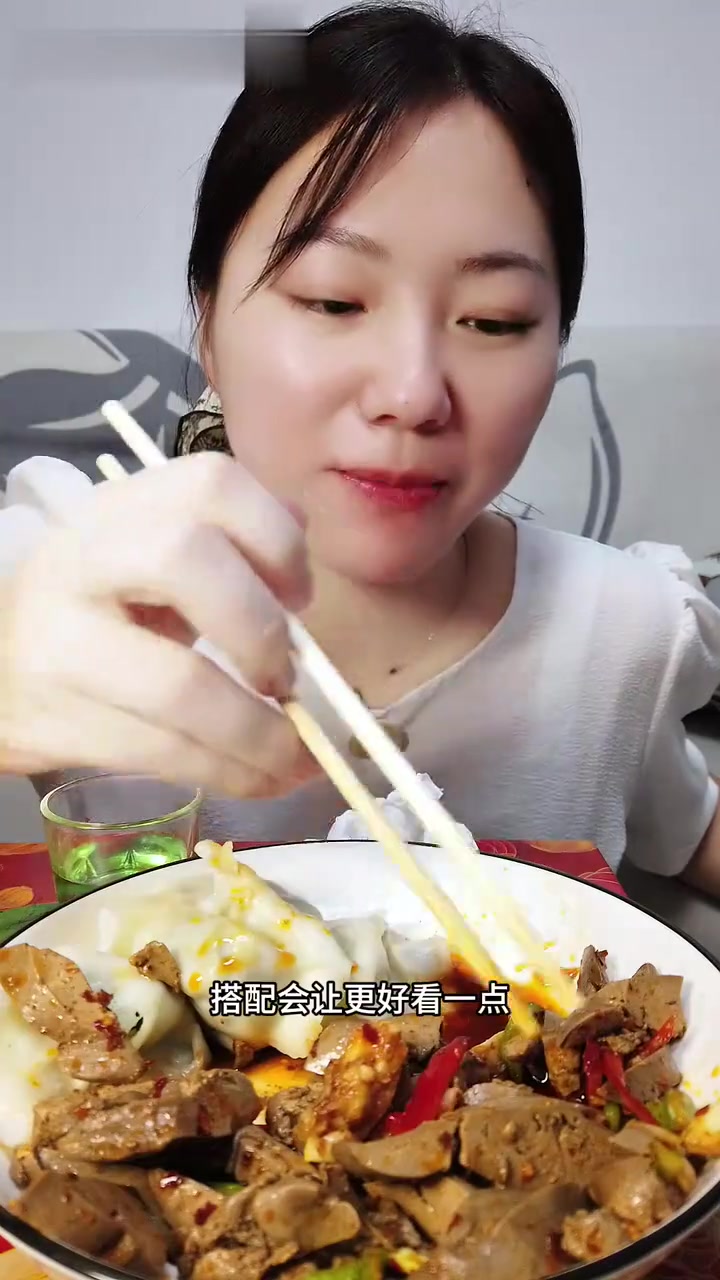 下班啦,一盘鸭肝配饺子简单喝点