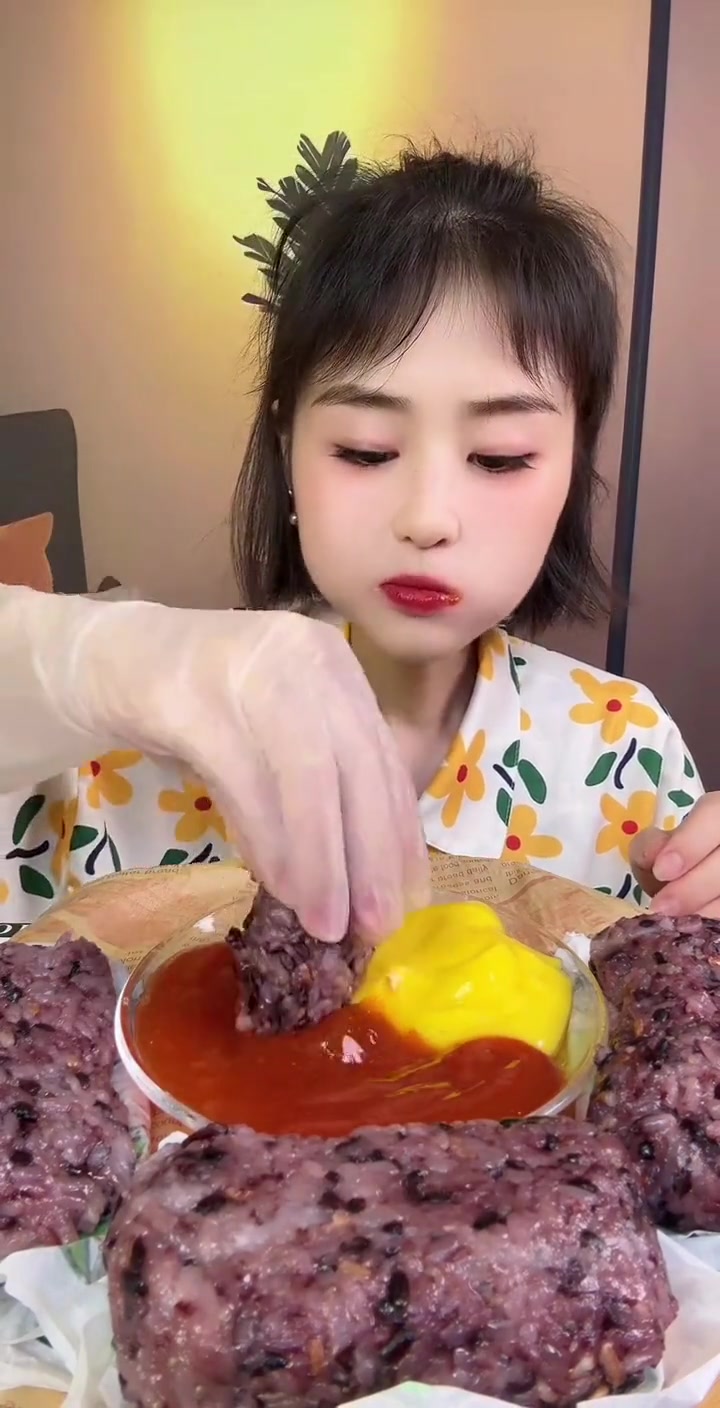 饱腹代餐的紫米芋泥饭团很适合当早餐滴！味道蛮清淡的