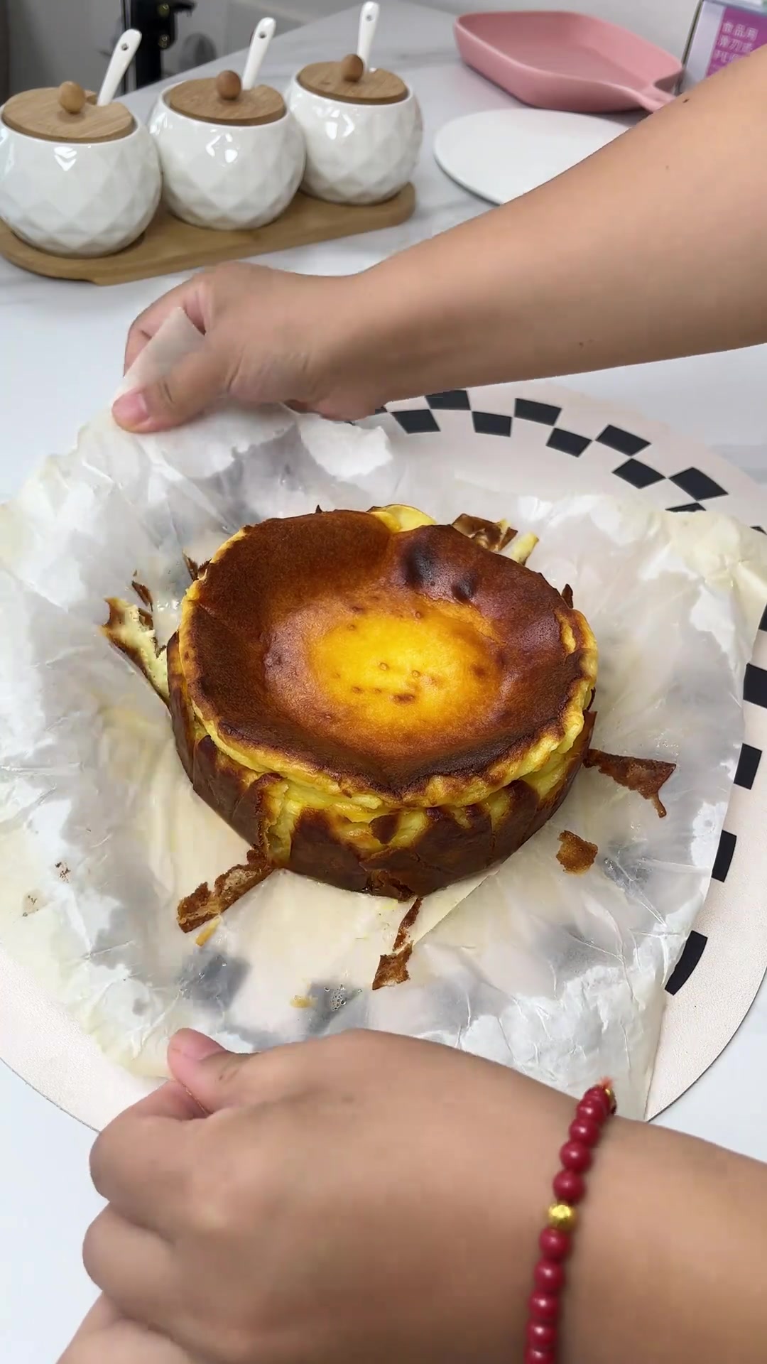 只需要四种材料在家就能做的巴斯克蛋糕,简单又好吃。全程搅搅拌拌特别适合新手