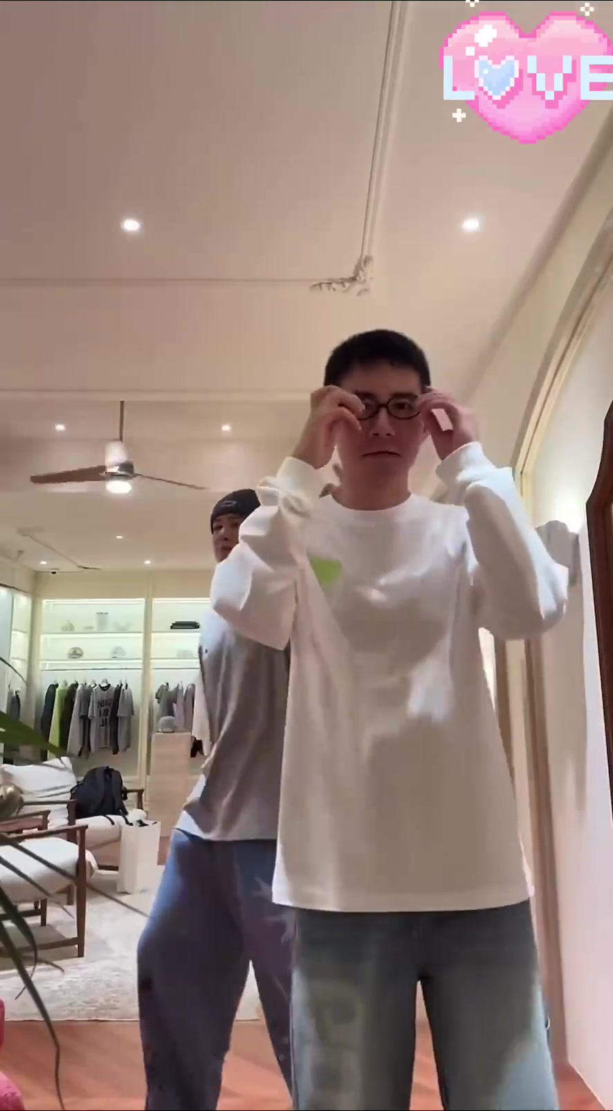 白敬亭这是在秀肌肉吧