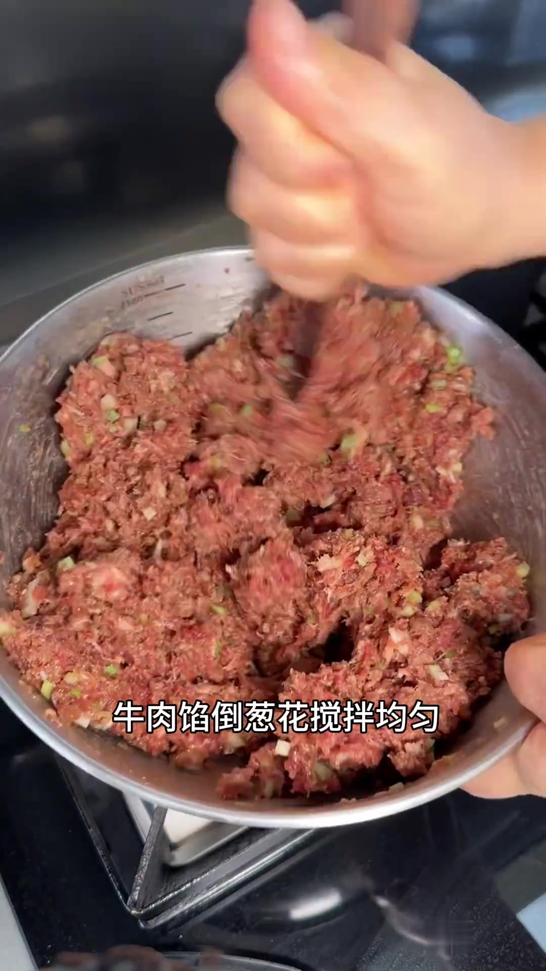 小笼包馅用牛肉和五花肉混合,再炒一半