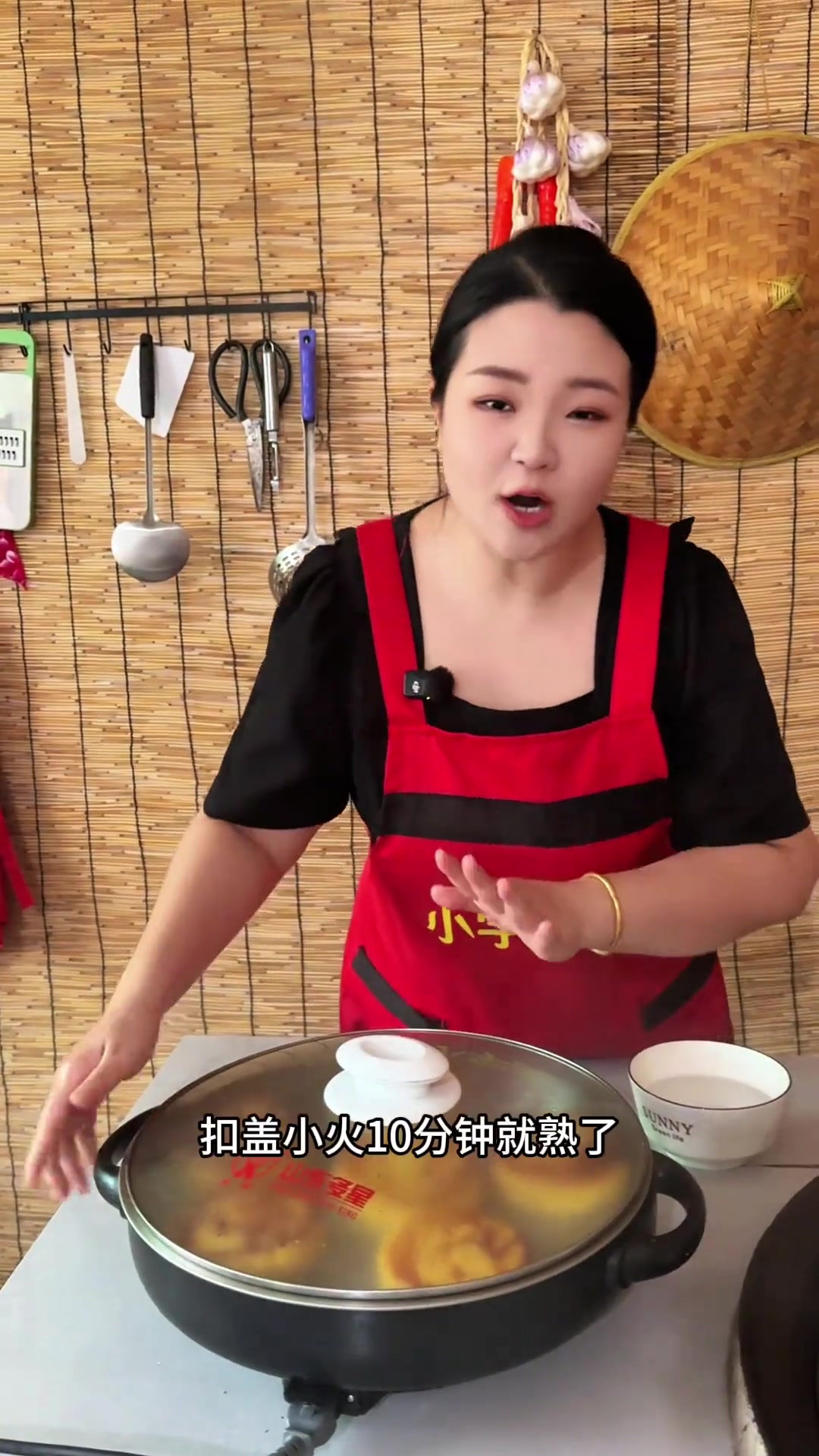保定特色咸鱼饼子承载着我儿时满满的回忆,焦香的玉米面饼子卷着满满的鲅鱼肉别提多香了,一半是