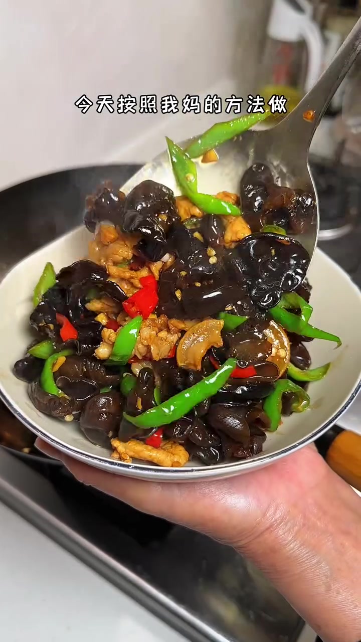 分享家常木耳炒肉做法,用东北有机黑木耳
