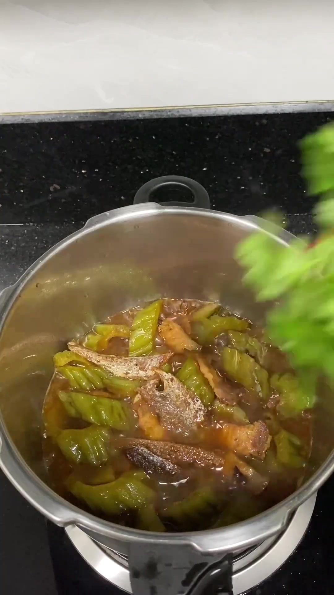 幸福有很多种,吃潮汕菜是一种,5分钟就能完成的鲮鱼苦瓜煲,做法简单又好吃,巨下饭