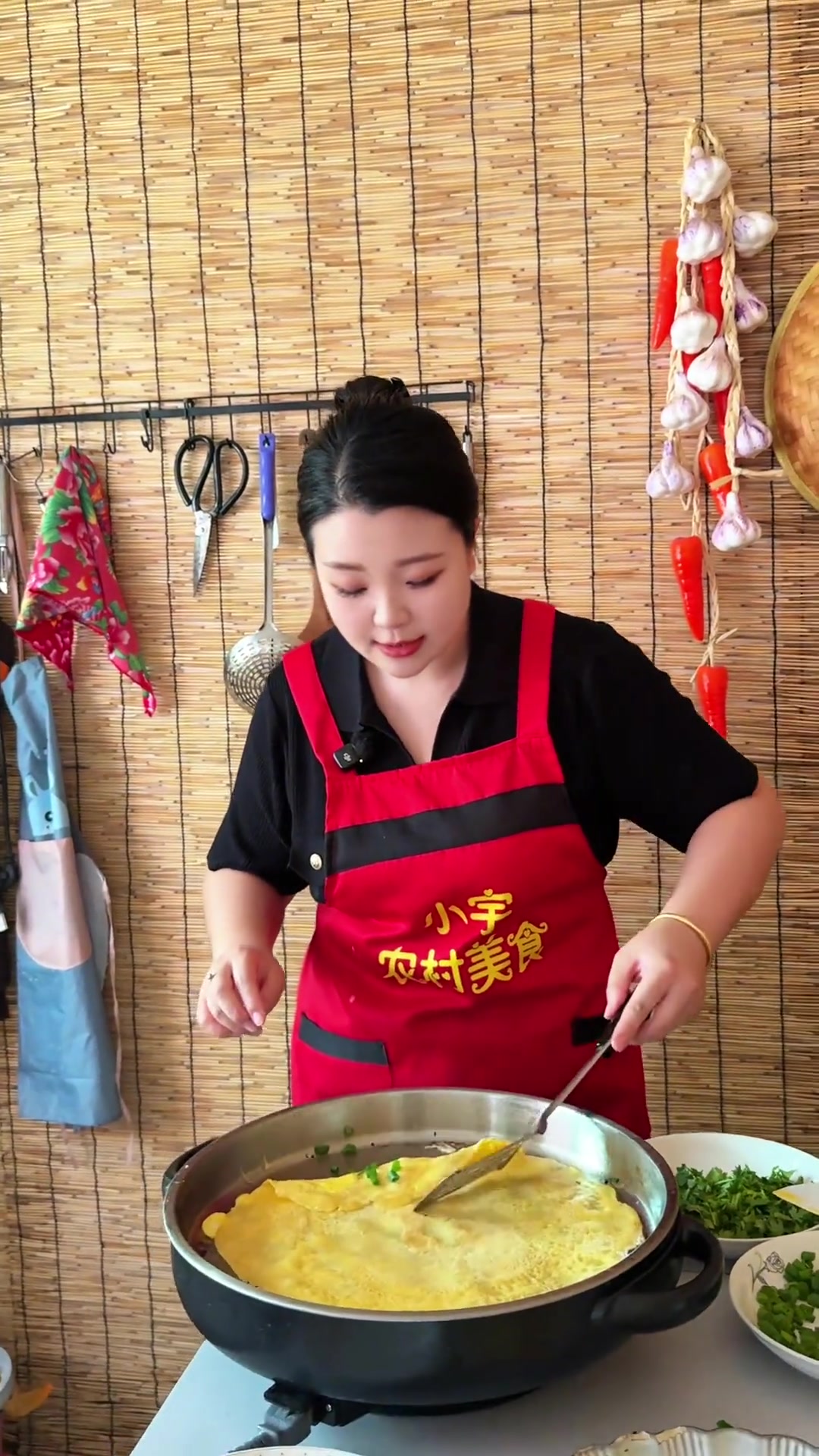 五分钟就能搞定杂粮煎饼果子，学会了面糊和酱料再也不用出去买了，做法简单比外边买的还要好吃！