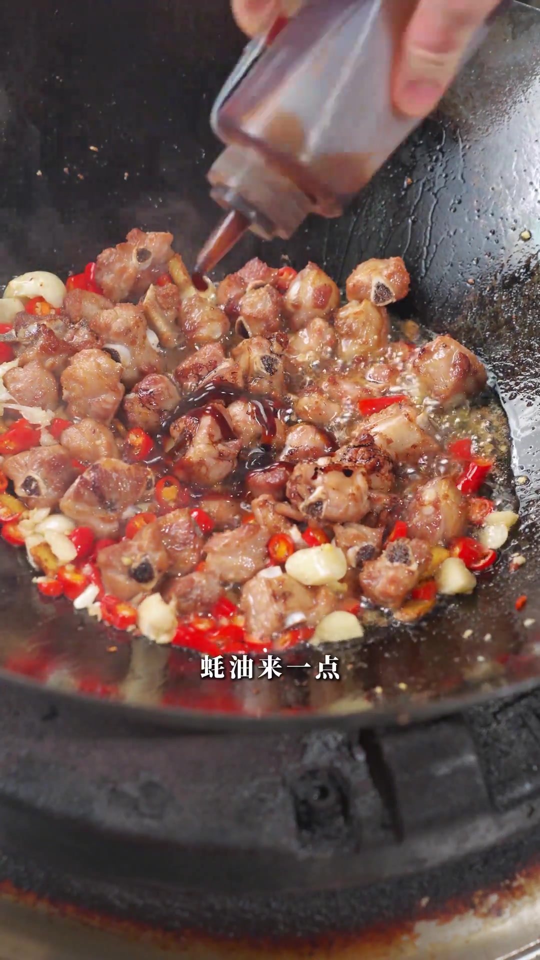 排骨的经典做法,生炒排骨,香辣入味,一咬就脱骨!