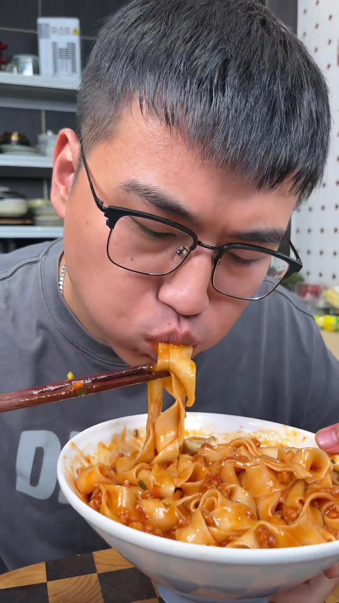 百吃不腻的～番茄肉酱面酸爽浓郁的酱汁裹满了面条，嗦一口无敌满足