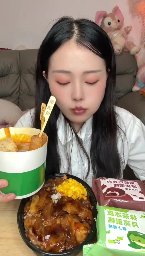 裹满酱汁的肉串和鸡排饭好爱呀,冰皮月亮蛋糕一口下去也是软软糯糯,大鸡腿还是一如既往的嫩……