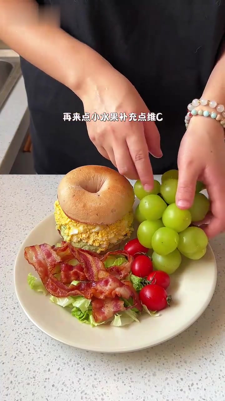 食材：贝果牛油果鸡蛋沙拉酱奶酪培根青提小番茄燕麦脆酸奶上班的第一天，想家！想家！化思念为食