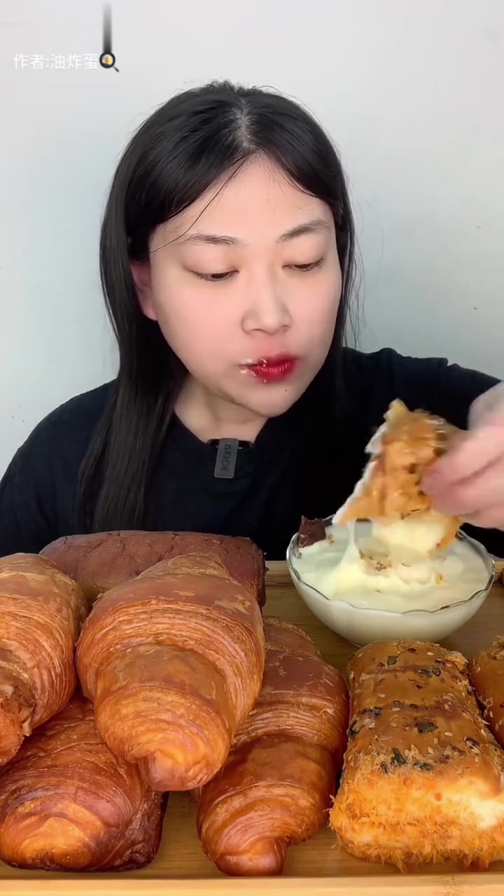 巧克力爆浆牛角包/香葱肉松面包!面包控们快来吧!