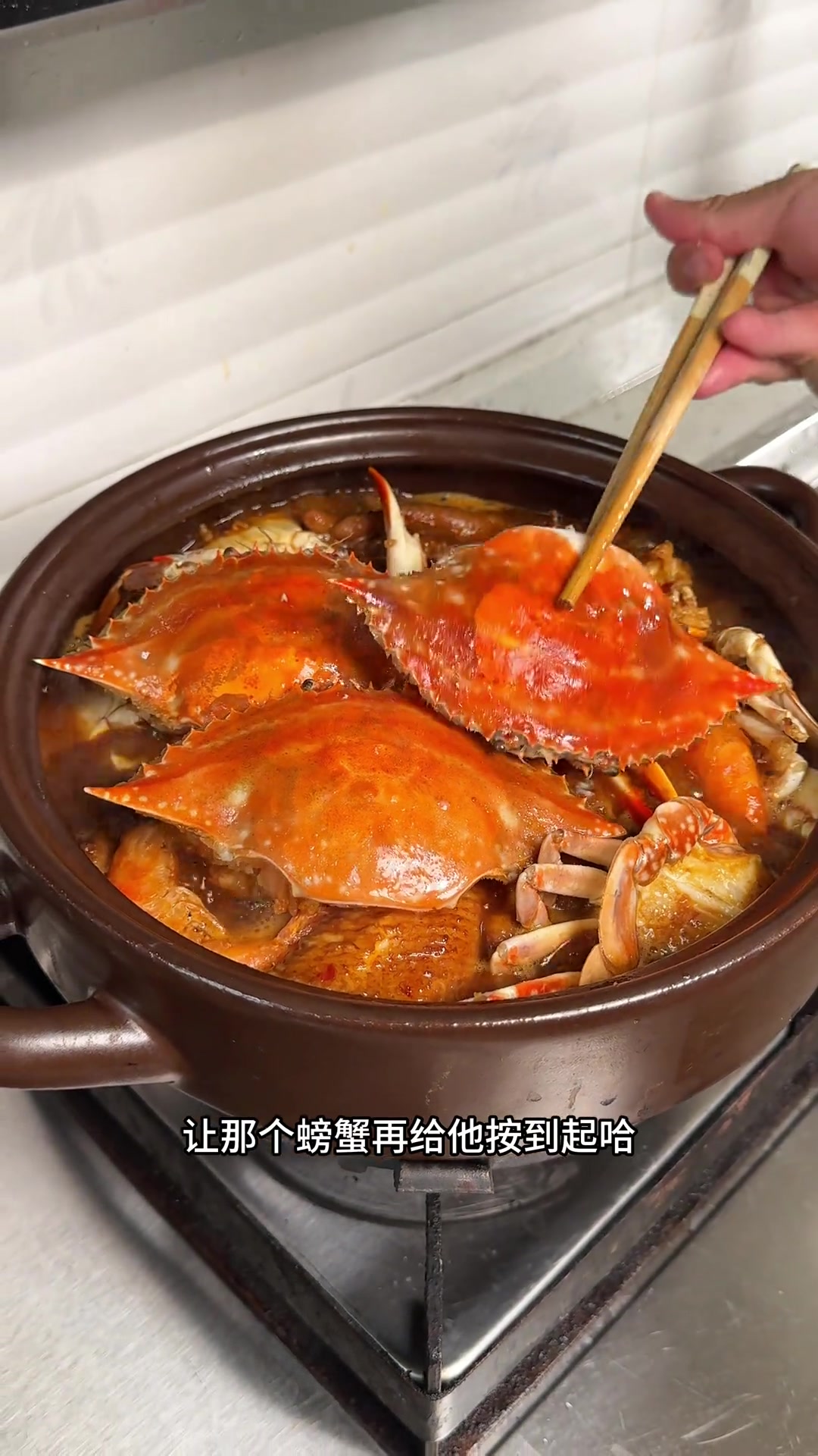 鲜掉眉的蟹肉煲,蟹肉鸡爪裹浓汁,一口超爽
